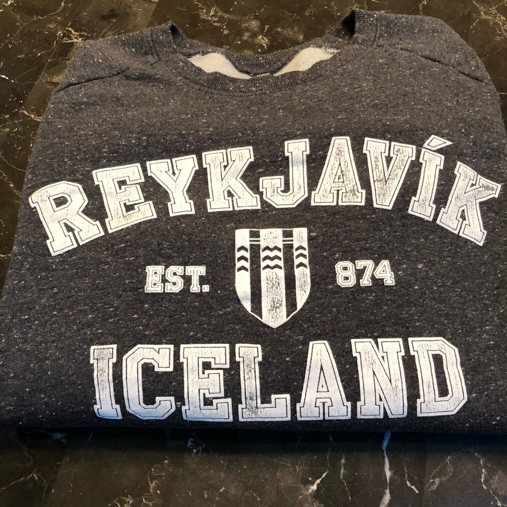 Women’s Iceland Sweatshirt. Size XL